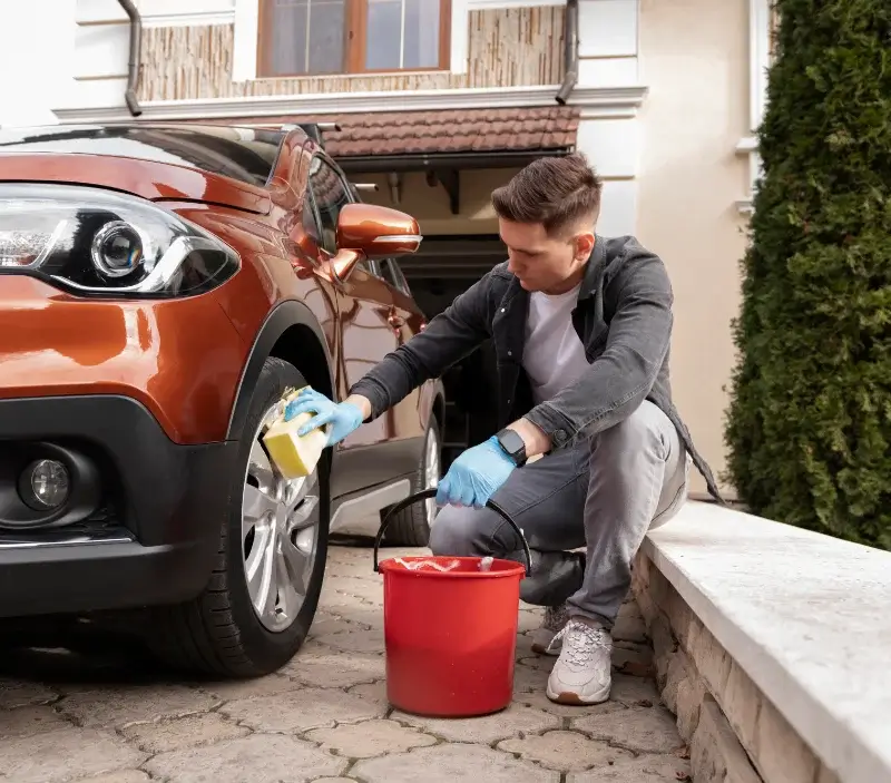 Lavage auto à domicile Bazoges-en-Paillers : professionnel intervenant sur un véhicule